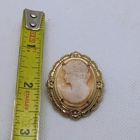 Vintage Coro Shell Carved Cameo Brooch Left Facing in Gold Tone Floral Setting - Picture 5 of 5